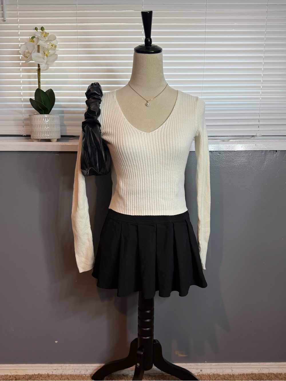 John Galt Cream Ribbed V Neck Sweater Top Size M Long Sleeve